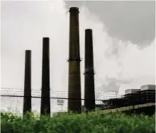  ?? Mark Mulligan/staff file photo ?? The WA Parish Generating Station uses coal to produce electricit­y outside of Richmond in Fort Bend County.