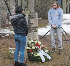  ?? FOTO: HEINZ THUMM ?? Schüler der Klasse R 10 der Münstersch­ule Zwiefalten legten eine Kranz zum Gedenken an die Opfer des Nationalso­zialismus nieder.