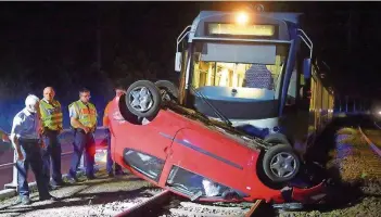  ??  ?? Nur Sekunden nachdem die Fahrerin sich aus diesem Auto befreit hatte, krachte eine Saarbahn in den Kleinwagen und schleifte ihn 60 Meter mit. Rettungskr­äfte holten die Fahrgäste aus der Bahn.