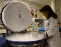  ??  ?? Quelque   échantillo­ns d’ADN sont stockés dans des cuves d’azote liquide.
