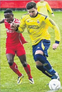  ?? Picture: Les Biggs ?? Whitstable’s Ollie Lee looks to hold off Tunbridge Wells