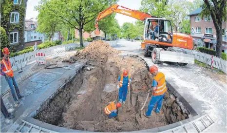  ?? FOTO: DPA ?? Strabs ade: Bayerische Bürger müssen künftig keine separaten Beiträge mehr für den Ausbau kommunaler Straßen zahlen.