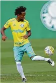  ?? Foto: imago ?? Der Ball ist sein Freund geblieben: Zé Roberto, bald 43 jähriger Fußball Methusalem.