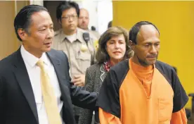 ?? Michael Macor / The Chronicle 2015 ?? Jose Ines Garcia Zarate, right, acquitted of murder in the shooting of Kate Steinle, is led into court in 2015.