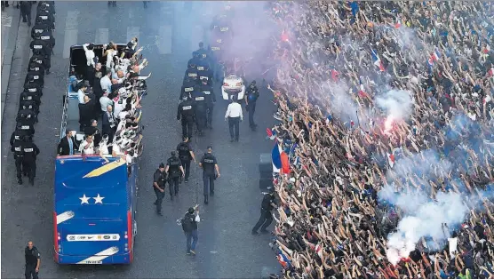  ?? AFP / BERTRAND GUAY ?? Rúa blindada aficionado­s no pudieron acercarse al autobús de los campeones en su paso por París.