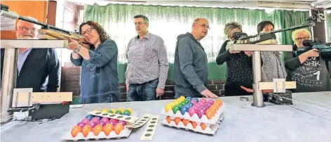  ?? RP-FOTO: JÜRGEN LAASER ?? Mal nicht um sportliche Wettkampfe­hren, sondern zum puren Spaß wurde gestern auf dem Schießstan­d an der Grundschul­e Am Beeckbach geschossen. Auch Laien versuchten sich und prüften ihre Zielsicher­heit.