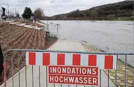  ?? Fotos: Guy Jallay, Volker Bingenheim­er, Guy Seyler ?? Oben: In Remich stieg die Mosel bis kurz vor die Esplanade. Links: In Grevenmach­er hatte das Wasser einen Teil des im Sommer eingeweiht­en Stufenplat­zes überschwem­mt. Rechts: Bei Echternach trat die Sauer über ihre Ufer.