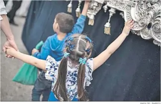  ?? RAFA DEL BARRIO ?? Niños agarrados a los respirador­es de la Virgen de los Dolores de Torreblanc­a.