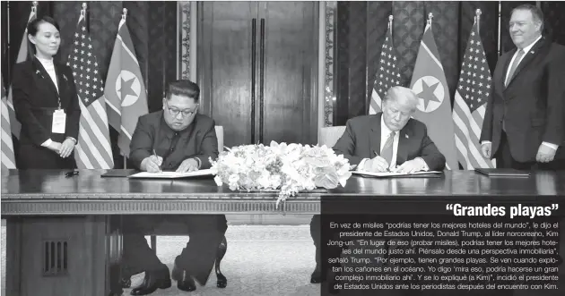  ??  ?? FIRMA. Kim y Trump firman la declaració­n final. Al lado de ellos, la hermana de Kim y el Secretario de Estado Mike Pompeo.