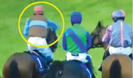  ?? TWITTER/BETRACINGN­ATION ?? Shameful: jockey Davy Russell lands a blow on Kings Dolly at Tramore on August 18