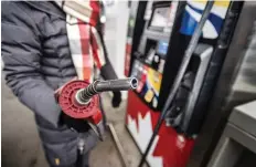  ?? PETER J. THOMPSON/FILES ?? Canadians across the country paid 14.2 per cent less last month for gasoline compared with a year earlier.