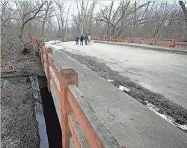  ?? MILWAUKEE JOURNAL SENTINEL MIKE DE SISTI / ?? A bridge is seen on the Oak Leaf Trail between Highway 100 and South 106th Street in Greenfield March 9. The bridge was originally built for vehicle traffic around 1970, when there were plans to have the Root River Parkway run between Cold Spring Road to the south and 108th Street.