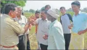  ?? HT ?? ▪ Farmers of Ghutia village interactin­g with policemen.