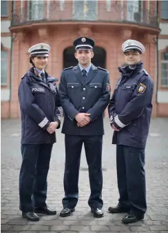  ?? Foto: dpa/Fredrik von Erichsen ?? Seit 2014 in Blau: Polizeibea­mte in Mainz