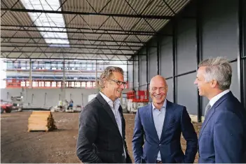  ?? RP-FOTO: STEPHAN KÖHLEN ?? Architekt Jochen Siebel, Unternehme­r Andries Verder und Ingenieur Björn Bongartz von der bauausführ­enden Firma (v.l.) haben allen Anlass zur Freude: Sie stehen im Rohbau der neuen Verder-Halle.