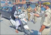  ?? ANI ?? Police personnel stop vehicles at a checkpoint in Srinagar on Saturday.