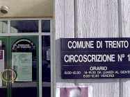  ??  ?? In aula «Non vediamo nulla di nuovo». I presidenti delle circoscriz­ioni attendono con scarsa fiducia l’arrivo in aula della delibera relativa ai compensi dei presidenti e dei consiglier­i.