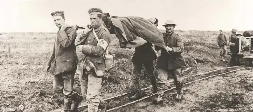  ?? Cana da. Dept . Of National Defence / National Archives of Cana da ?? Canadians soldiers are carried from the battlefiel­d in April 1917 at Vimy Ridge in France.