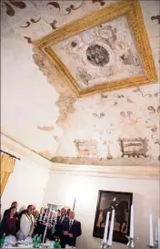  ??  ?? Dans le chateau de Bardi, une fresque retrouvée reprend les armoiries du prince Honoré II.