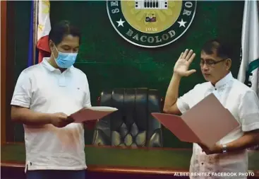  ?? ALBEE BENITEZ FACEBOOK PHOTO ?? KAGAWAD Paul Anieve takes his oath of office as the new village chief of Barangay Mandalagan before Mayor Alfredo Abelardo Benitez at the Bacolod Government Center yesterday, November 16▪