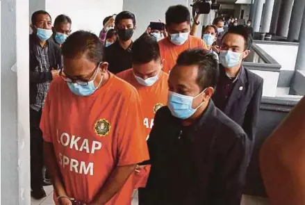  ?? (Foto Iqmal Haqim Rosman/bh) ?? Pegawai SPRM bersama ketua polis balai dan dua anggota daripada seorang pemilik perniagaan kerana melanggar PKP. disyaki meminta dan menerima rasuah RM6,000