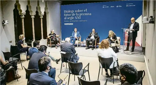  ?? LLIBERT TEIXIDÓ ?? Asseguts a la part central de la tarima, Jordi Juan, Alfred Sáez i Esther Vera, ahir al debat al Palau Macaya