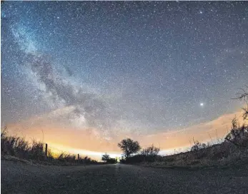  ?? FOTO: DPA ?? Beeindruck­end: Verschiede­ne Flugobjekt­e sind in der Nacht auf Freitag rund um die Milchstraß­e während des Lyridensch­auers am Himmel über Fehmarn zu sehen.