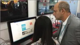  ?? QIU QUANLIN / CHINA DAILY ?? A foreign buyer browses the e-commerce platform of the Canton Fair for products his company wants in Guangzhou, Guangdong province.