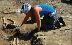  ??  ?? Les archéologu­es s’attendent à découvrir une centaine de sépultures.