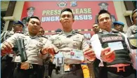  ?? GHOFUUR EKA/JAWA POS ?? ABAL-ABAL: AKBP Muhammad Anwar Nasir didampingi Wakapolres­ta Kompol Indra Mardiana (kiri) dan Kasatreskr­im Kompol Manang Soebeti dalam ungkap kasus pengeroyok­an kemarin.