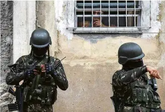  ?? Danilo Verpa/Folhapress ?? Soldados do Exército durante operação na Vila Aliança, zona oeste do Rio de Janeiro