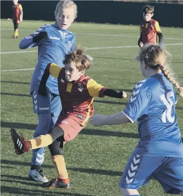  ??  ?? Durham United Pumas Under-10s (burgundy) go head to head with Durham RTC.