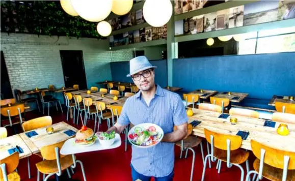  ?? FOTO WIM HENDRIX ?? Jimmy Shrestha toont enkele gerechten die hij in zijn nieuwe zaak De Vlam zal serveren. “Ik vermoed dat de mensen hier naar hamburgers zullen vragen, of naar gerechten die ze vaak in De Burgerij aten. Wij willen een gezondere variant brengen.”