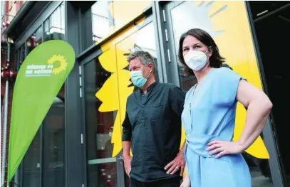  ?? REUTERS ?? Robert Habeck y la candidata de los Verdes Annalena Baerbock, ayer en el Congreso del partido en Berlín