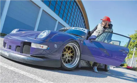  ?? FOTOS (2): FELIX KÄSTLE ?? PS-Profi: Sidney Hoffmann ist stolzer Besitzer eines „Rauh-Welt-Begriff“-Porsches. Auf der Tuning World in Friedrichs­hafen will er mit dem Tuner, dem Japaner Akira Nakai, ein weiteres Exemplar aufbauen. Dabei soll auch eine Säge zum Einsatz kommen, was...