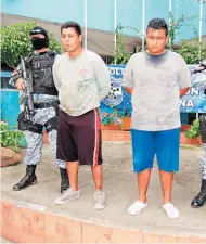  ??  ?? En flagrancia. Edwin Alexis Morales Valiente y Kevin Ariel Ventura Cortez fueron detenidos como sospechoso­s del ataque al propietari­o de la tienda en Chalchuapa.