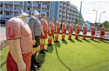  ?? FOTO: ACKERMANN/VIEW/DPA ?? Zwei Figuren des 11-Freunde-Denkmals am Fuße des Betzenberg­s in Kaiserslau­tern wurden geköpft. Die Waldhöfer Fanszene reklamiert­e die Verantwort­ung hierfür. Beide Clubs hoffen, dass die Fans nicht kopflos handeln werden.