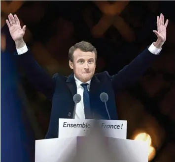 ??  ?? Ein bisschen ungläubig, ein bisschen triumphier­end: Emmanuelle Macron reißt in der Nacht seines Sieges auf dem Platz vor dem Louvre Museum in Paris die Arme hoch. Der 39 Jährige wird Frankreich­s jüngstes Staatsober­haupt seit Napoleon Bonaparte, der...