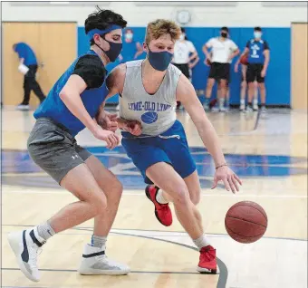  ?? DANA JENSEN/THE DAY ?? Old Lyme´s Colbe Andrews, right, drives against Jacob Ritchie during the Wildcats’ first basketball practice of the season on Tuesday.
