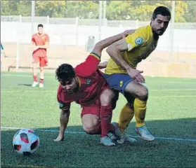  ?? FOTO: DANI FALCÓN ?? El Martinenc se hunde un poco más Tras perder en campo del Castelldef­els