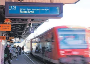  ??  ?? Weiterhin chaotische Zustände herrschen auf der Bodenseegü­rtelbahn zwischen Friedrichs­hafen und Radolfzell.