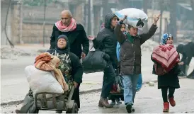  ??  ?? In fuga da morte e distruzion­e. Abitanti di Aleppo abbandonan­o la parte orientale della città