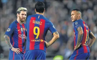  ??  ?? 351 GOLES JUNTOS. Neymar, Suárez y Messi celebran uno de sus 351 goles oficiales con el Barça.