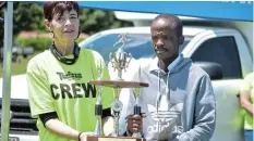  ?? Pictures: ABONGILE SOLUNDWANA ?? TOP MAN: Three-time winner of the 42km Twizza Bonkolo Marathan, Pule Hlabahlaba, from Bloemfonte­in, receives the trophy on Saturday
