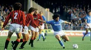  ??  ?? 26 aprile 1987
Al San Paolo arriva il grande Milan. Una partita chiave per lo scudetto. Diego segna il secondo gol mettendo a sedere Maldini e Baresi