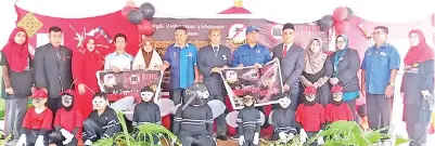  ??  ?? SALZO bersama tetamu jemputan lain menyatakan sokongan terhadap program Patrol Denggi di SK Tinusa.