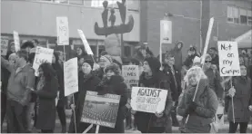  ?? DAVID BEBEE WATERLOO REGION RECORD ?? A crowd of demonstrat­ors gathered at the Wilfrid Laurier quad Tuesday night to protest a visit by Faith Goldy, a far right commentato­r who was invited to speak by a student club.