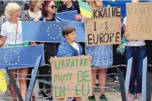  ?? OLIVIER MATTHYS/ASSOCIATED PRESS ?? People in favor of Ukraine’s membership in the European Union demonstrat­e outside a meeting during a summit in Brussels on Thursday. EU members voted to grant Ukraine candidate status.