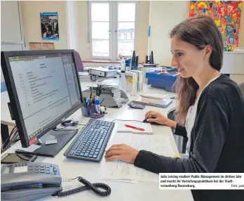  ?? Foto: juwi ?? Julia Leising studiert Public Management im dritten Jahr und macht ihr Vertiefung­spraktikum bei der Stadtverwa­ltung Ravensburg.