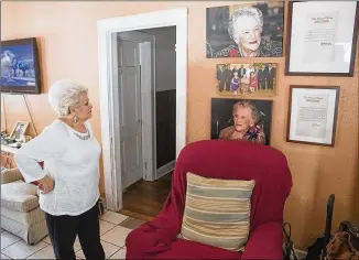  ?? PHOTOS BY RICARDO B. BRAZZIELL / AMERICAN-STATESMAN ?? Lucy Barron looks at photos Tuesday of her mother, Eloisa Ojeda Limón, who died Monday. Limón had 12 children, including eight, most in their 70s and 80s, who are still living. She had 32 grandchild­ren, 68 great-grandchild­ren, and 18...